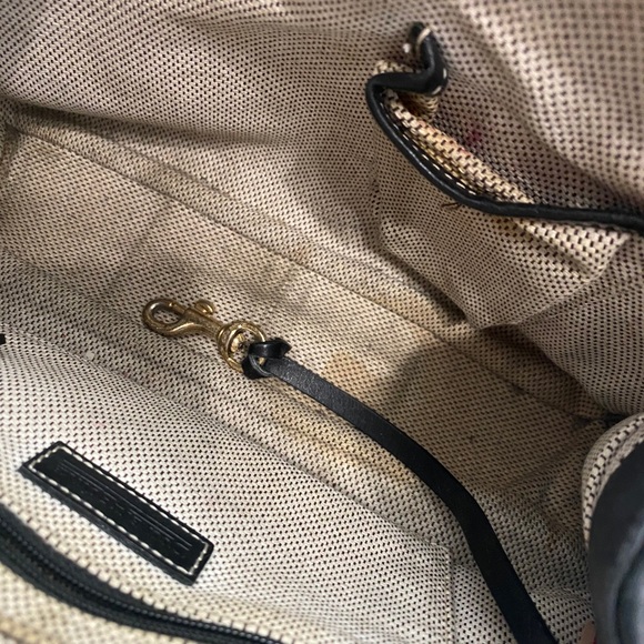 Authentic Dooney and Bourke handbag. - Picture 3 of 5